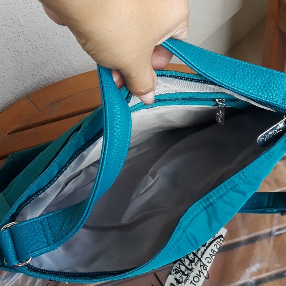 Everything Crossbody - Picture 3 of 4